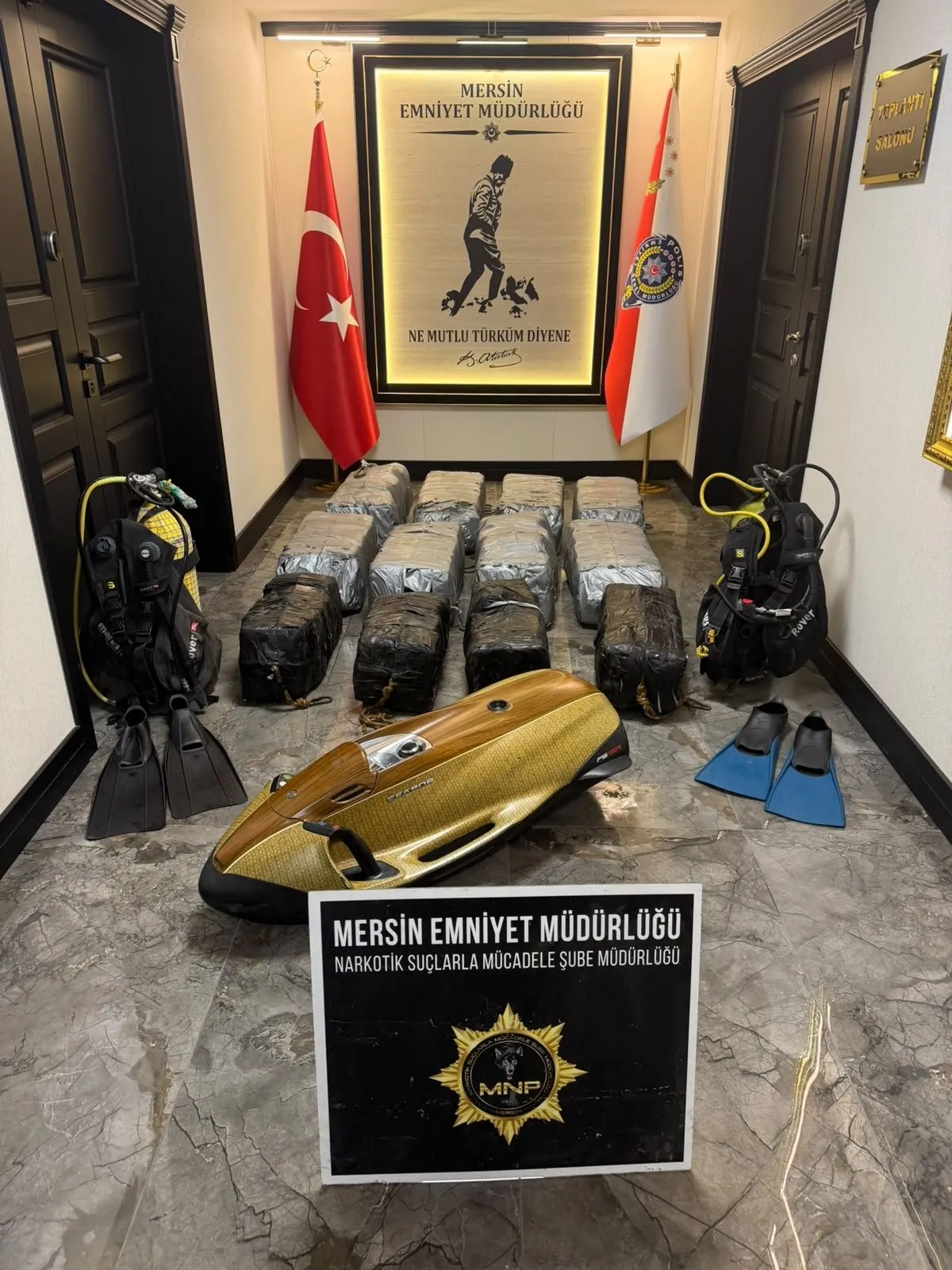 Mersin Limanı'nda dev uyuşturucu operasyonu! Gemide zulalanmış 350 kilogram kokain ele geçirildi - 2