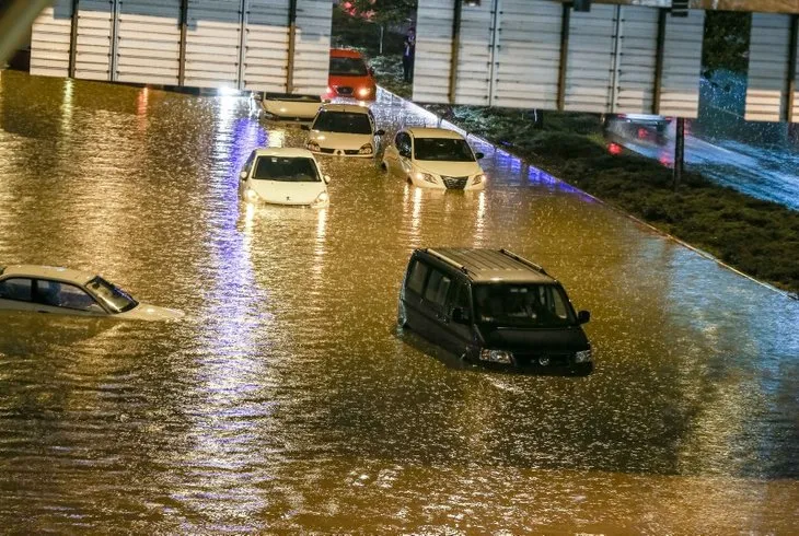 Ankara sel altında kaldı! Vatandaşlar Mansur Yavaş'a sosyal medyadan tepki  gösterdi