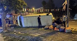 Fatih’te ticari araç kontrolden çıkıp yan yattı
