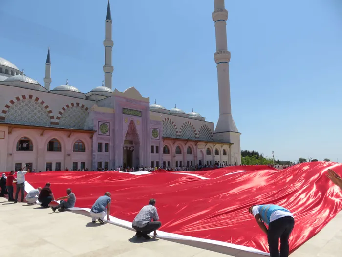Son dakika: Çamlıca Camii avlusunda dev Türk bayrağı açıldı