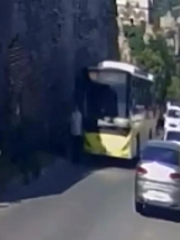 iett-otobusu-yayaya-carpip-kacti-o-anlar-guvenlik-kamerasina-boyle-yansidi-1661150227071.jpg İETT otobüsü yayaya çarpıp kaçtı! O anlar güvenlik kamerasına böyle yansıdı - 1