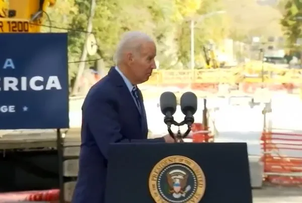 abd-baskani-joe-biden-anlamsiz-hareketlerine-bir-yenisini-daha-ekledi-bu-kez-boslukla-konustu-1666343479458.jpg ABD Başkanı Joe Biden anlamsız hareketlerine bir yenisini daha ekledi! Bu kez boşlukla konuştu - 3