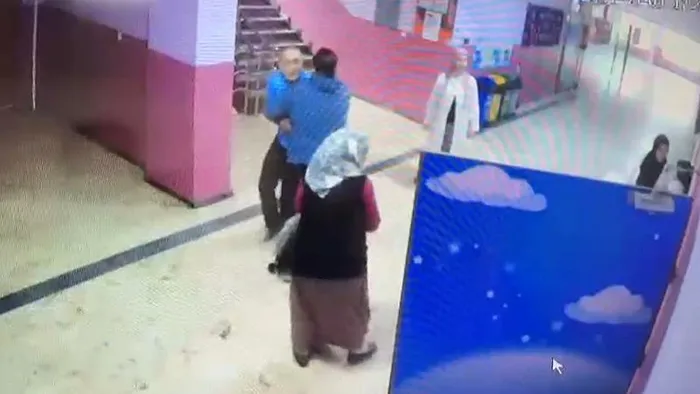 maltepede-mudurun-odasini-basti-kapiyi-kirmaya-calisti-1715363779490.jpeg Maltepe'de sinirlenen veli okulu birbirine kattı! Müdürün odasını bastı: Kapıyı kırmaya çalıştı - 1