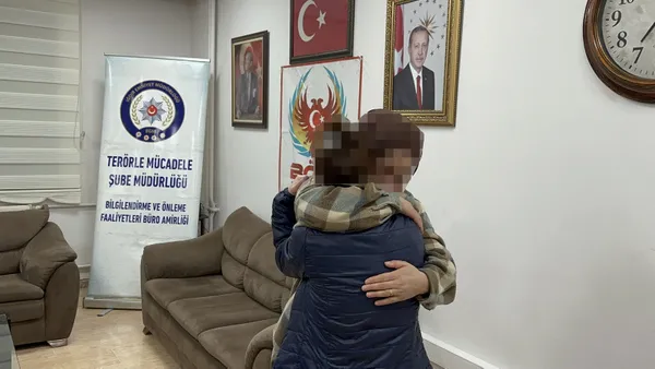 İkna çalışmaları sonucu teslim olan kadın terörist ailesiyle buluştu! Terör örgütü PKK'da yaşanan paniği böyle anlattı - 1