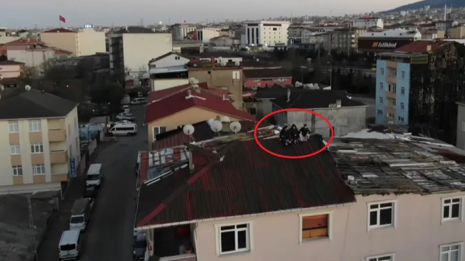 Çatıdaki gençlere drone’lu baskın |Video