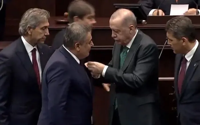 Başkan Erdoğan AK Parti'ye katılan belediye başkanlarına rozet taktı