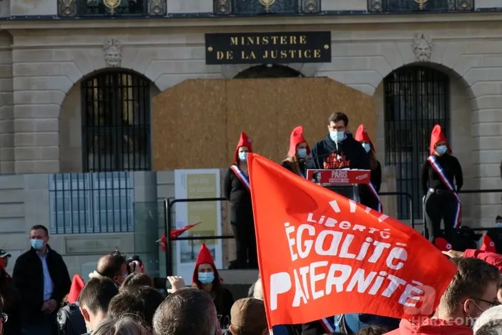 Son Dakika Haberi Fransa Da Babasiz Cocuk Yasasi Ortaligi Ayaga Kaldirdi