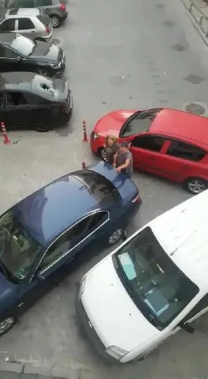 İstanbul’da kavgalı olduğu kişinin otomobilini böyle parçaladılar! O anlar kamerada - 2