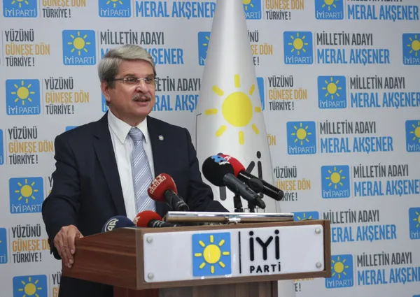 Akşener’in başdanışmanının HDP’yi aklama telaşı! Evlat nöbetini hedef aldı: O çocukları HDP’den istemek ne demek?