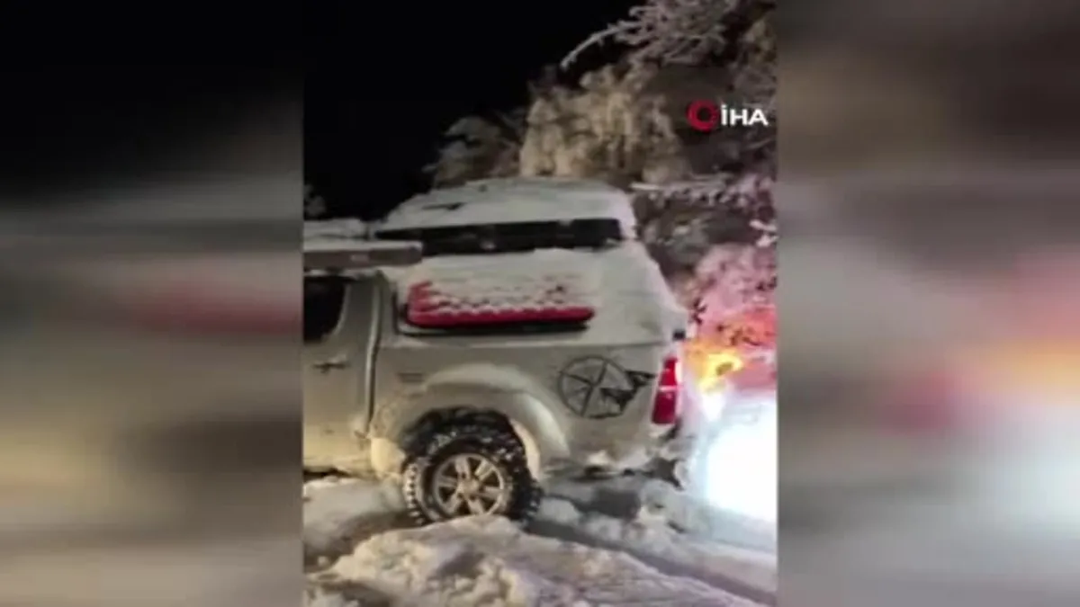 Artvin’de içerisinde hasta olan köy servisi kara saplandı yardımına ekipler yetişti