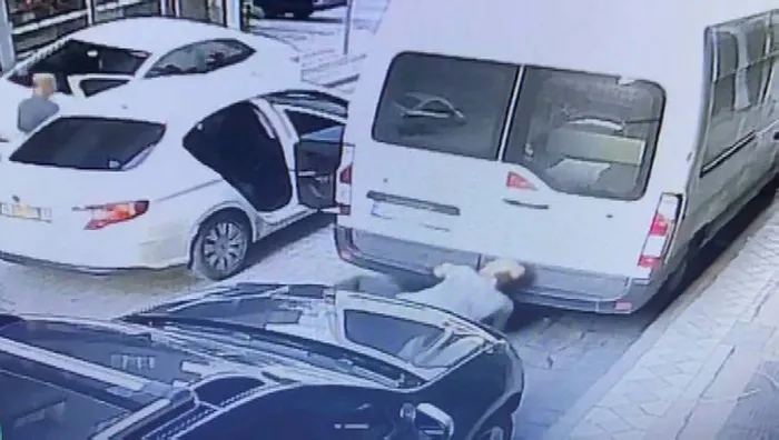 “Pes artık” dedirtti! İstanbul’da minibüsün yedek lastiğini çaldılar - 1