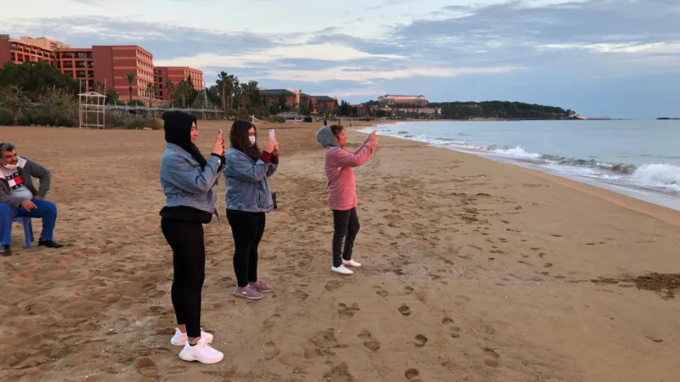 Antalya’da plajda şaşırtan manzara! Gören hemen telefona sarıldı