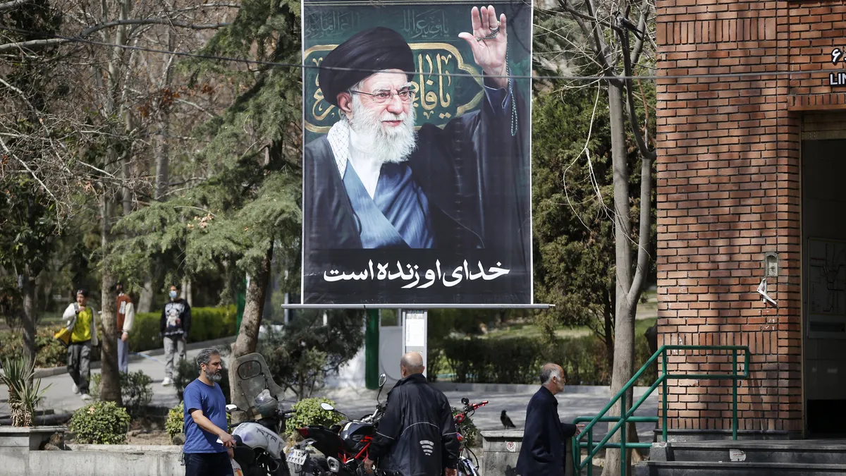 İran'da yüz binlerce kişi sokaklara döküldü! Dini Lider Hamaney için anma töreni