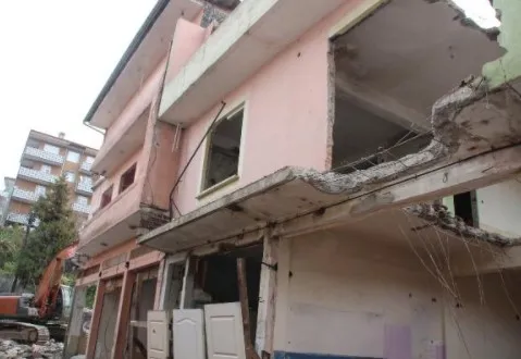 rizede-afetlerle-mucadele-basladi-dere-yatagindaki-yapilarin-yikimina-baslandi-1641800092919.jpg Rize’de afetlerle mücadele başladı! Dere yatağındaki yapıların yıkımına başlandı - 4