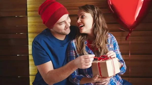 Sevgililer Günü hediyesi erkeğe-kadına ne alınır? Ucuz, pahalı, romantik ve anlamlı 14 Şubat Sevgililer Günü hediye önerileri...