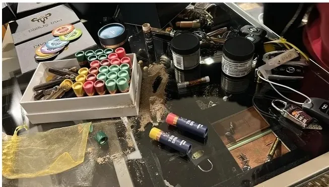 yalidaki-kirli-trafik-desifre-oldu-kasim-garipoglu-dosyasinda-mustehcen-icerik-ve-kripto-para-skandali-1771266660307.jpg Yalıdaki kirli trafik deşifre oldu! Kasım Garipoğlu dosyasında müstehcen içerik ve kripto para skandalı - 2