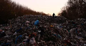 İngiltere’de çöp nehri oluştu!