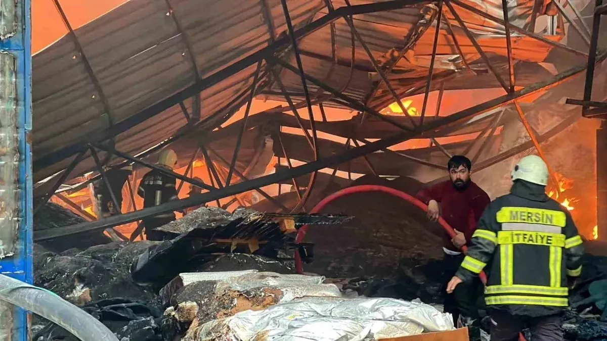 Mersin'de fabrika deposunda yangın! İtfaiye müdahale ediyor