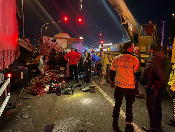1636922901610.jpg Adana'da gece yarısı korkunç kaza! Zincirleme kazada ölü ve yaralılar var... - 3