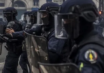 Paris'te polisin ateş açtığı kişi öldü
