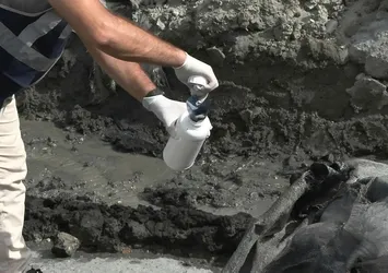 İstanbul'da kimyasal atık paniği! Su fokurdamaya başladı içine atılanlar paramparça oldu