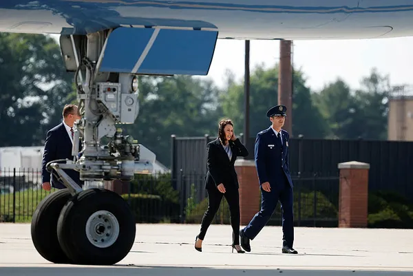 abdnin-iki-numarasi-olumden-dondu-kamala-harrisin-ucagi-zorunlu-inis-yapti-1623012085821.jpg ABD'nin iki numarası ölümden döndü! Kamala Harris'in uçağı zorunlu iniş yaptı - 2