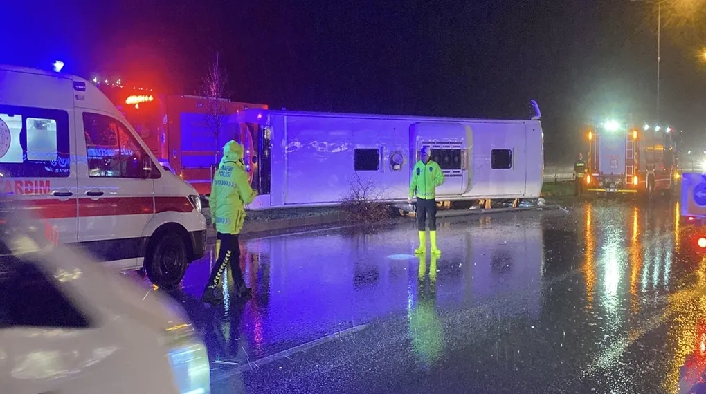 Samsun'da yolcu otobüsü devrildi: 6 yaralı