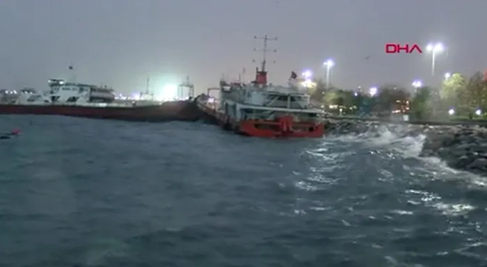 İstanbul Maltepe Sahili'nde lodos sebebiyle gemi kıyıya oturdu - 7