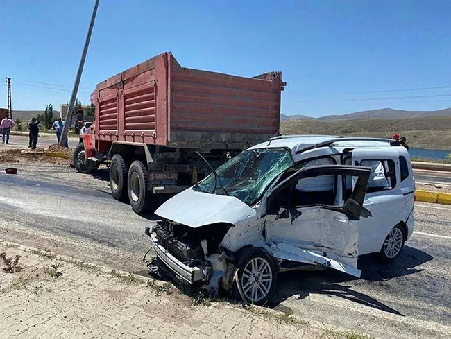 Kayseri'de kamyon ile hafif ticari araç çarpıştı: 5 yaralı - 1