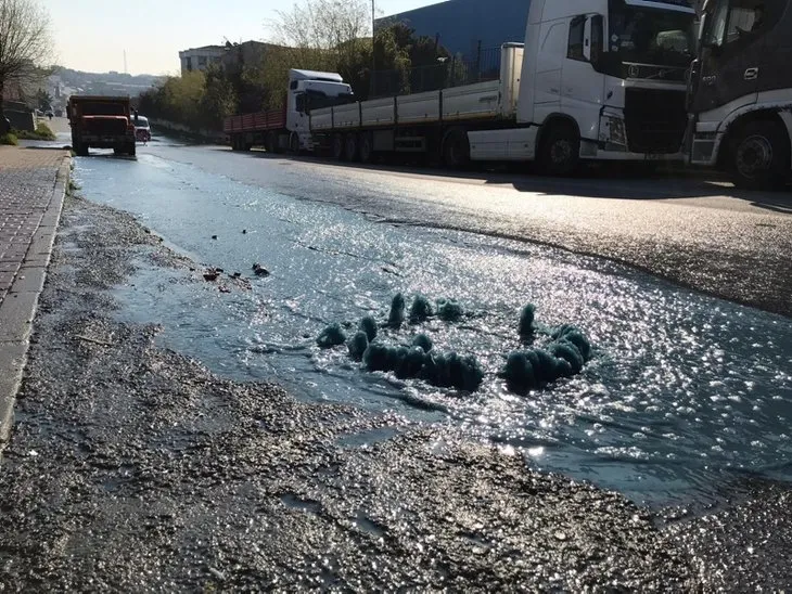 İstanbul’da tedirgin eden görüntü: Rögardan ’mavi su’ fışkırdı