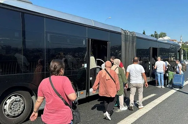 15-temmuz-sehitler-koprusunde-korkutan-kaza-metrobus-ile-bariyer-arasina-sikisan-motosiklet-surucusu-yaralandi-1718725062513.jpeg 15 Temmuz Şehitler Köprüsü'nde korkutan kaza! Metrobüs ile bariyer arasına sıkışan motosiklet sürücüsü yaralandı - 1