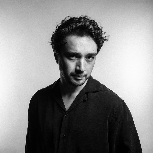 burak-dakak-kimdir-aile-saadeti-murat-kac-yasinda-aslen-nereli-kac-yasinda-iste-hayati-ve-oynadigi-diziler-1750071278919.jpg Burak Dakak (Instagram)