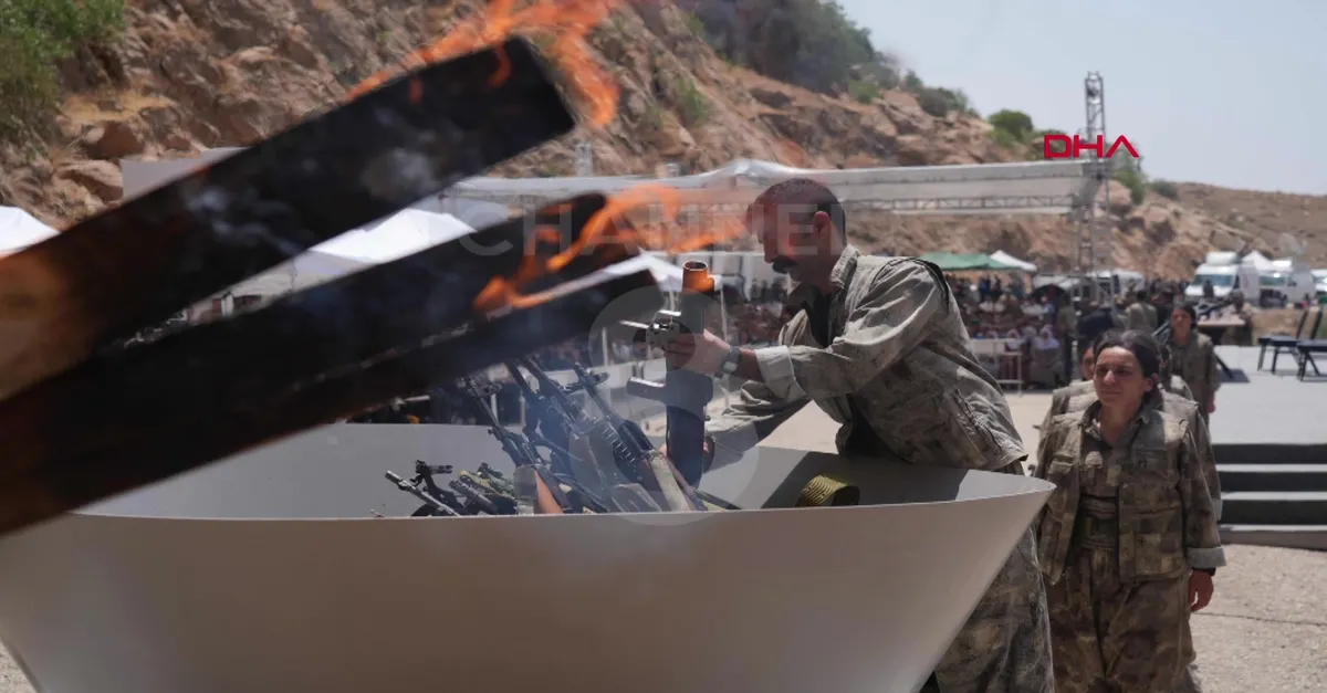 PKK elebaşı Bese Hozat da silahını yaktı