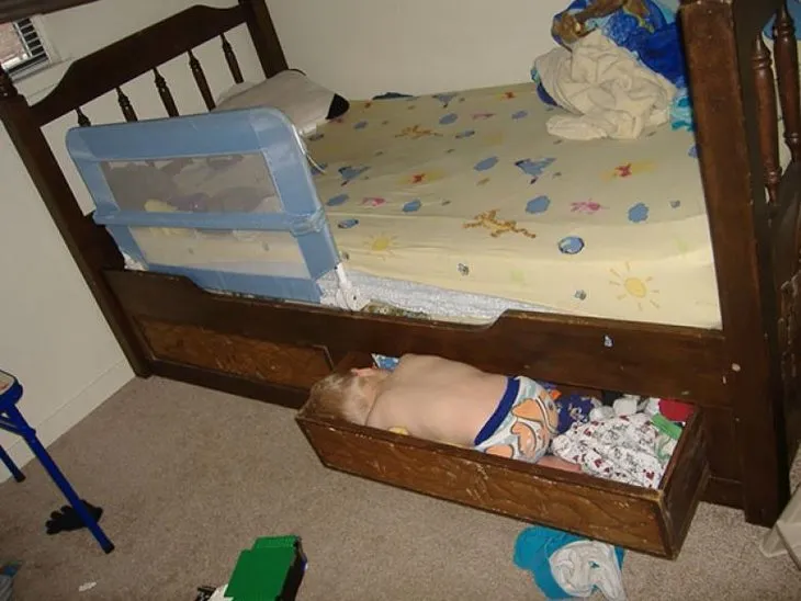 Çocukların her yerde uyuyabileceğini gösteren fotoğraflar