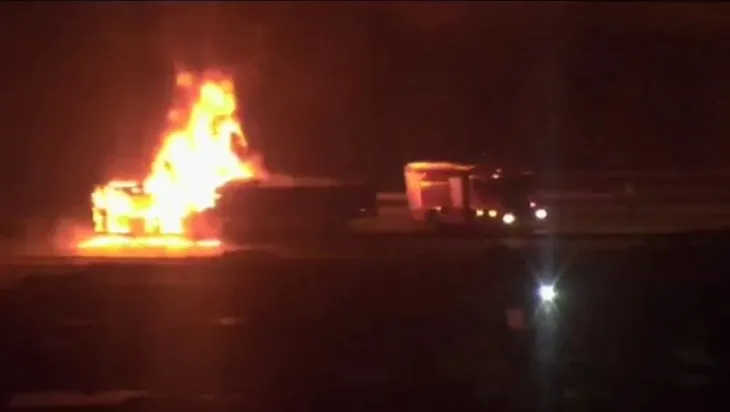 Seyir halindeki İETT otobüsü alev alev yandı! Faciaya ramak kaldı