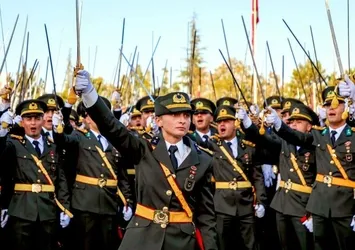 Teğmenlerin 'kılıçlı yemini'ne 4 koldan inceleme! Odak 2 halkada