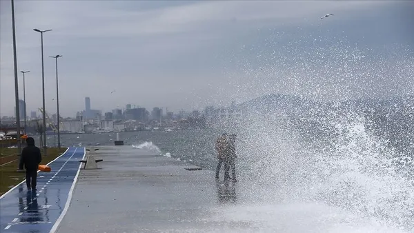İstanbul lodosa teslim! Dev dalgalar kıyıyı dövdü! Çatı uçmalarına karşı önemli uyarı | Meteoroloji'den sarı ve turuncu kodlu uyarı - 1