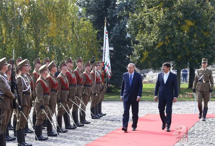 Başkan Erdoğan Janos Ader tarafından resmi törenle karşılandı