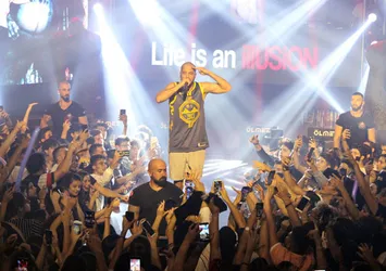 Rapçi Ben Fero'dan sahnede asker selamı