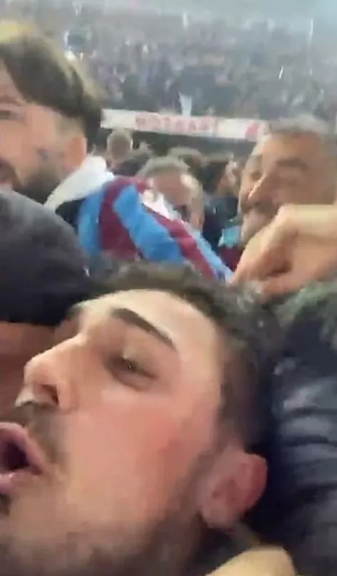 Trabzonspor’un yıldızı Abdülkadir Ömür yüzlerce taraftarın arasında kaldı! Sevgi gösterisinde fenalaştı: Nefes alamadım
