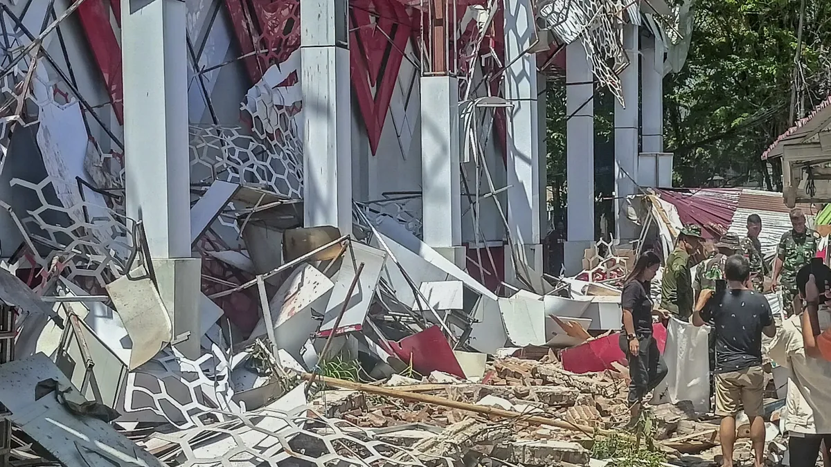 Endonezya açıklarında 7,4 büyüklüğünde deprem