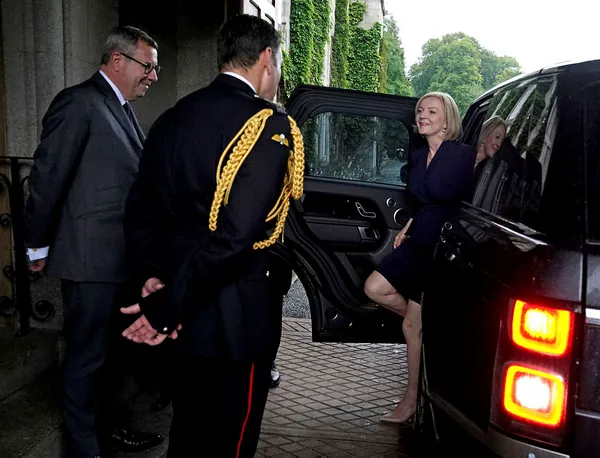 1662479323127.jpg İngiltere'nin yeni Başbakanı Liz Truss! II. Elizabeth'ten yetkiyi aldı ofisine geçti! İşte o anlar... - 8