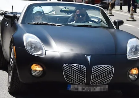 Bülent Serttaş lüks otomobiliyle şov yaptı! Kızıyla Miray’la mezuniyet turu attı