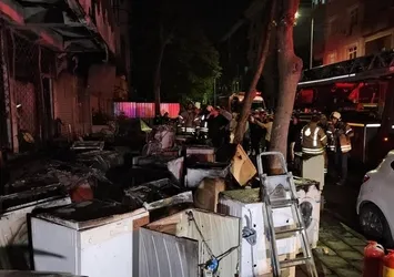 Küçükçekmece'deki beyaz eşya deposunda yangın: Binada hasar oluştu