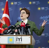 Masayı dağıtan Meral Akşenere CHPnin kalemşorlarından olay sözler: Tarih olacaksınız haydi uğurlar ola