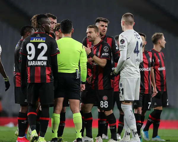 Karagümrük: 1 - Fenerbahçe: 1 MAÇ SONUCU Kanarya 9 kişi kalan Karagümrük’e takıldı