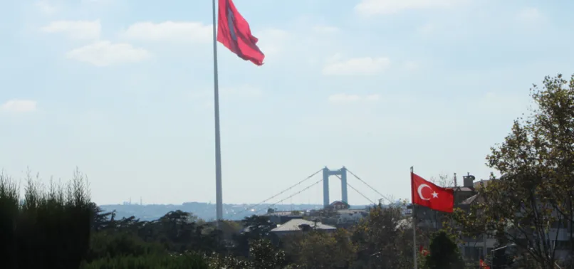 Edirnekapı Şehitliği ve Ulus'ta Türkiye'nin en yüksek direklerine Türk bayrağı çekildi
