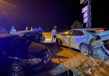 Yoldan çıktı park halindeki 3 araca çarptı! Yaralılar var