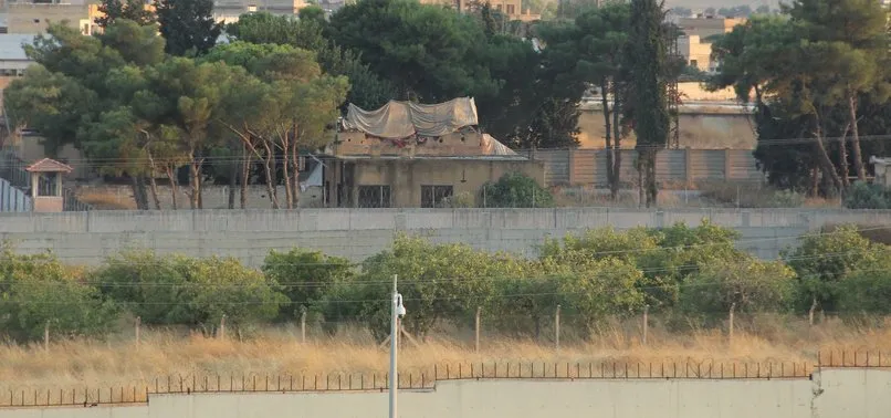 Suriye'de Türkiye-ABD kara devriyesi öncesi terör örgütü PKK/PYD paçavralarını söktüler