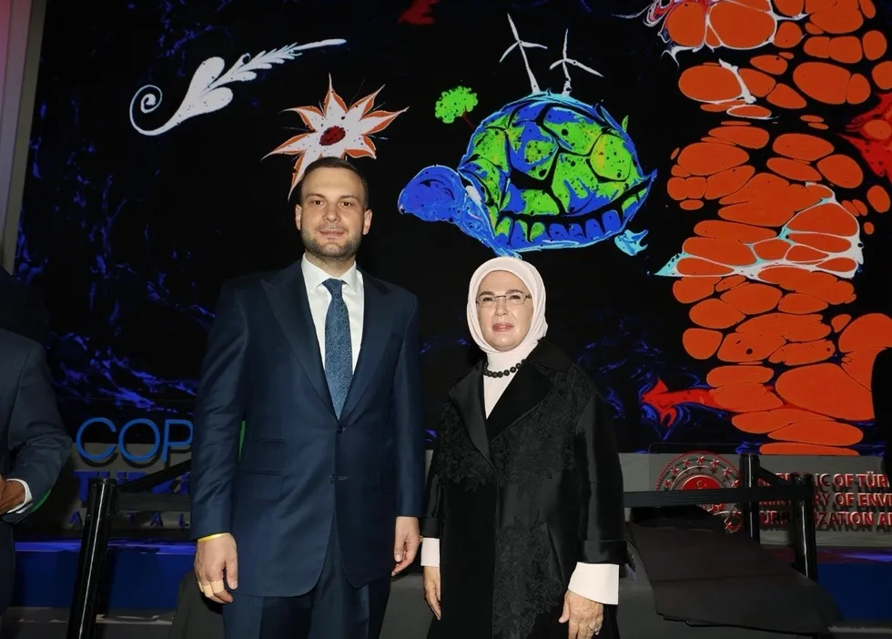 emine-erdoganin-onculugunde-turkiyeden-dunyaya-uzanan-sifir-atik-vizyonu-9-yilinda-1790503050122.jpeg Emine Erdoğan’ın öncülüğünde Türkiye’den dünyaya uzanan Sıfır Atık Vizyonu 9. yılında - 3